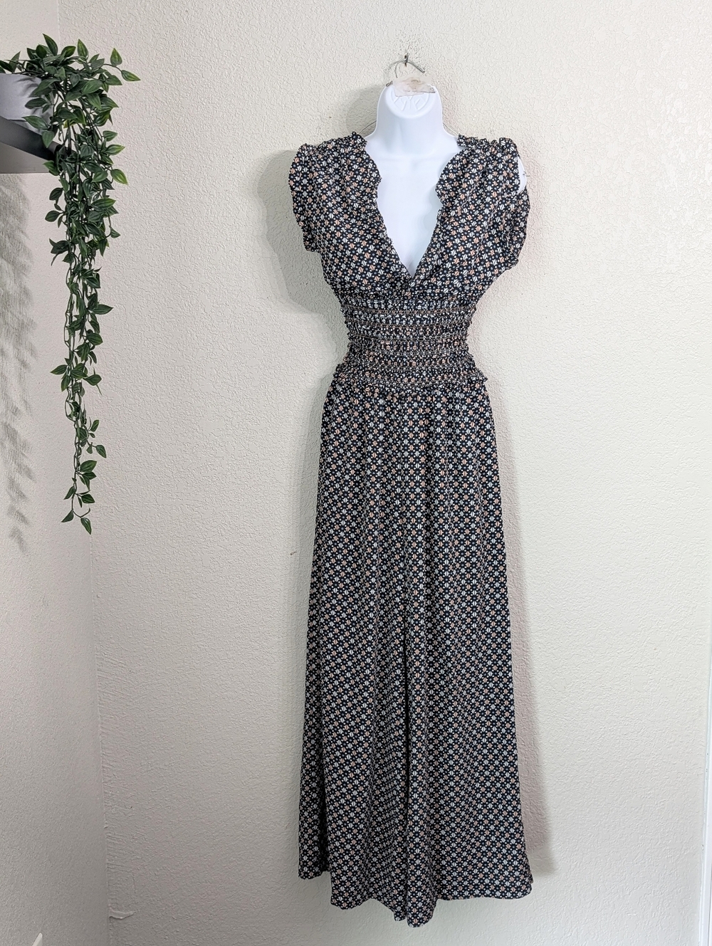 Max Studio Smocked Waist Wide Leg Jumpsuit Sz S/M Geo Print Ruffled Flowy Brunch